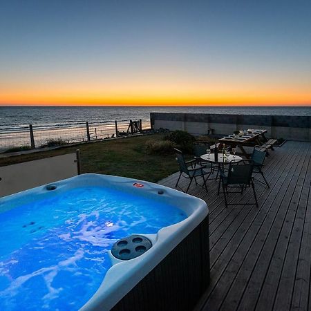 Sound Of The Sea, Beach Front Bungalow With Hot Tub, In タウィン エクステリア 写真